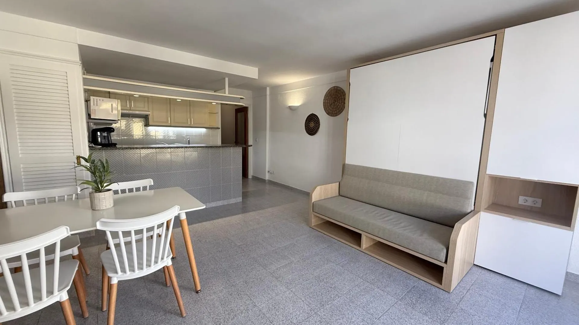 Agi Pi Sunyer Apartments Roses